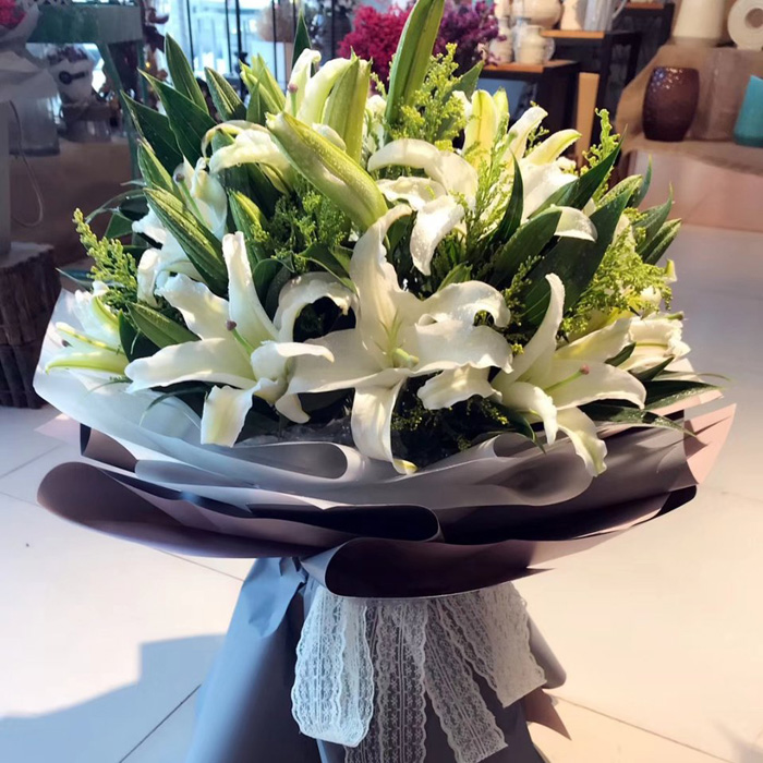 純白百合花束，象征純潔與神圣的祝福